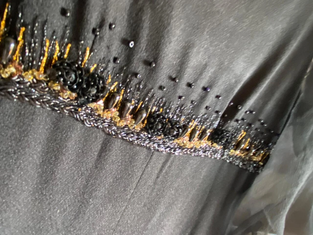 Vestido largo de festa com pedraria e mangas de farol em tule – photo 16